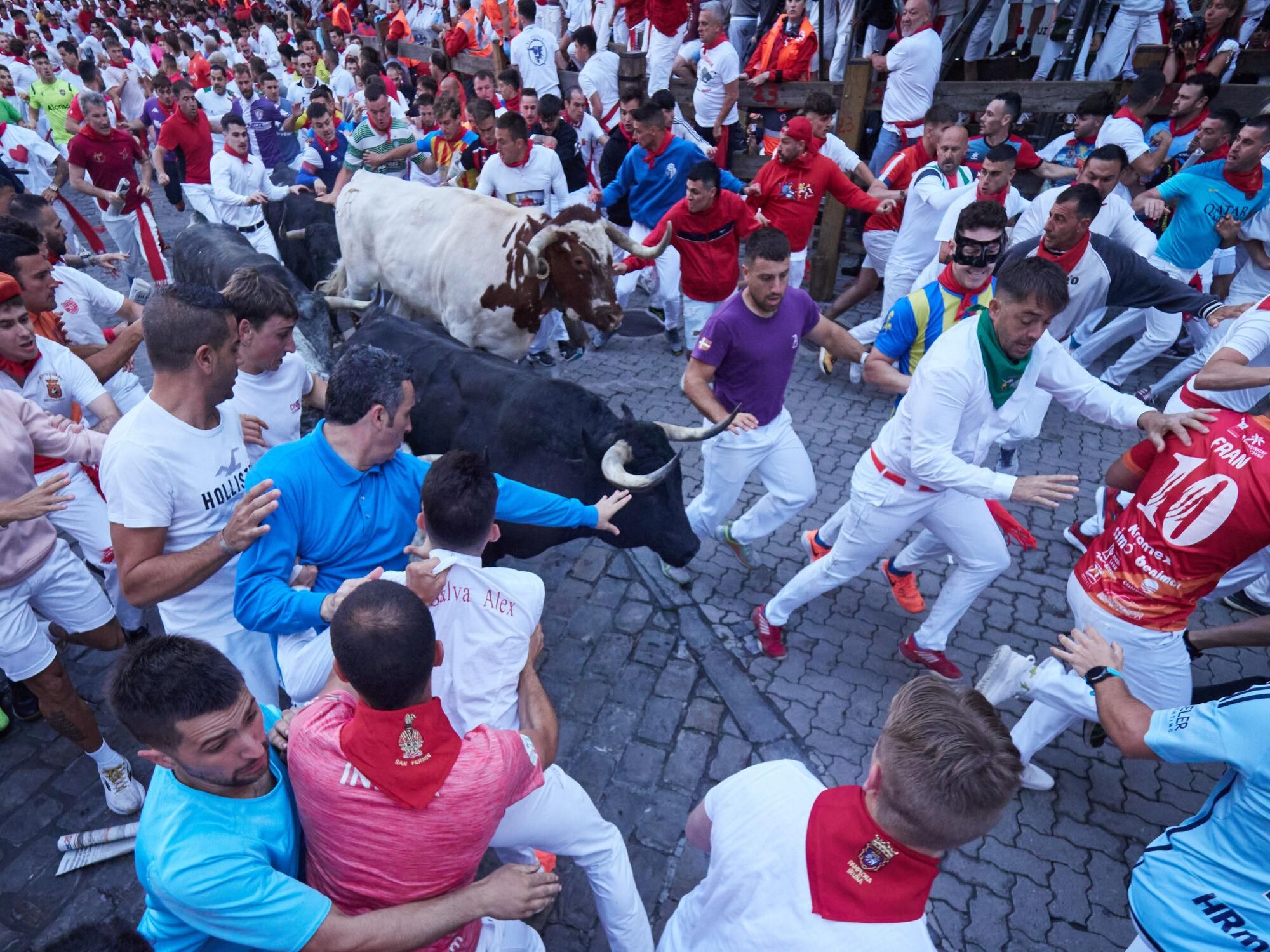 Imatges del segon encierro dels Sanfermines 2025
