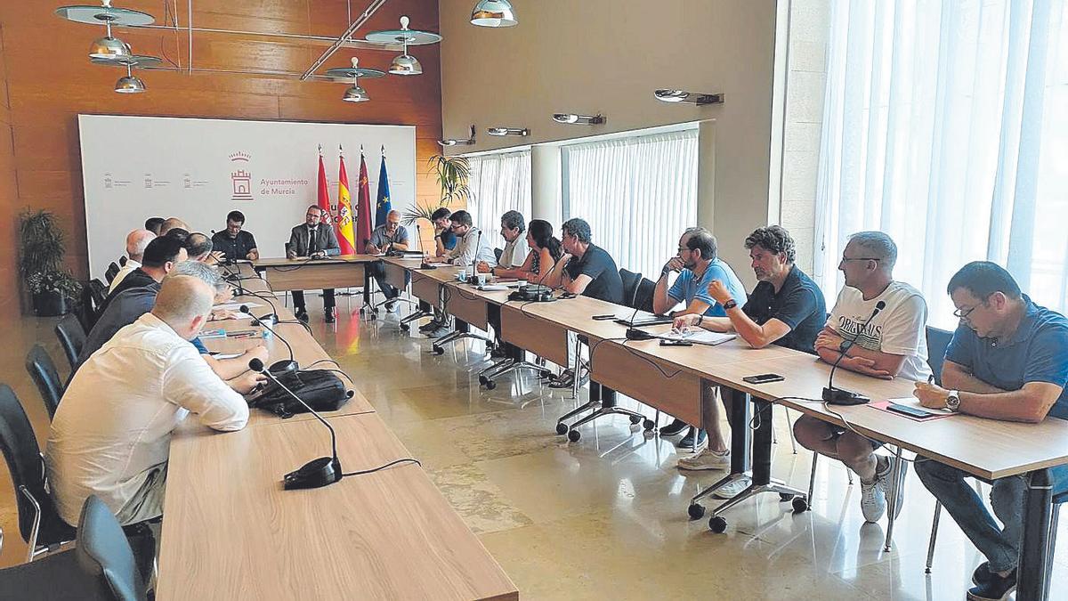 Primera reunión del Gobierno local con los sindicatos, que negocian las retribuciones.