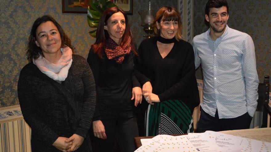 Per l&#039;esquerra Sara Maiol, Alba Perarnau, Esther Barniol i Lluís Vall, presentant la mostra