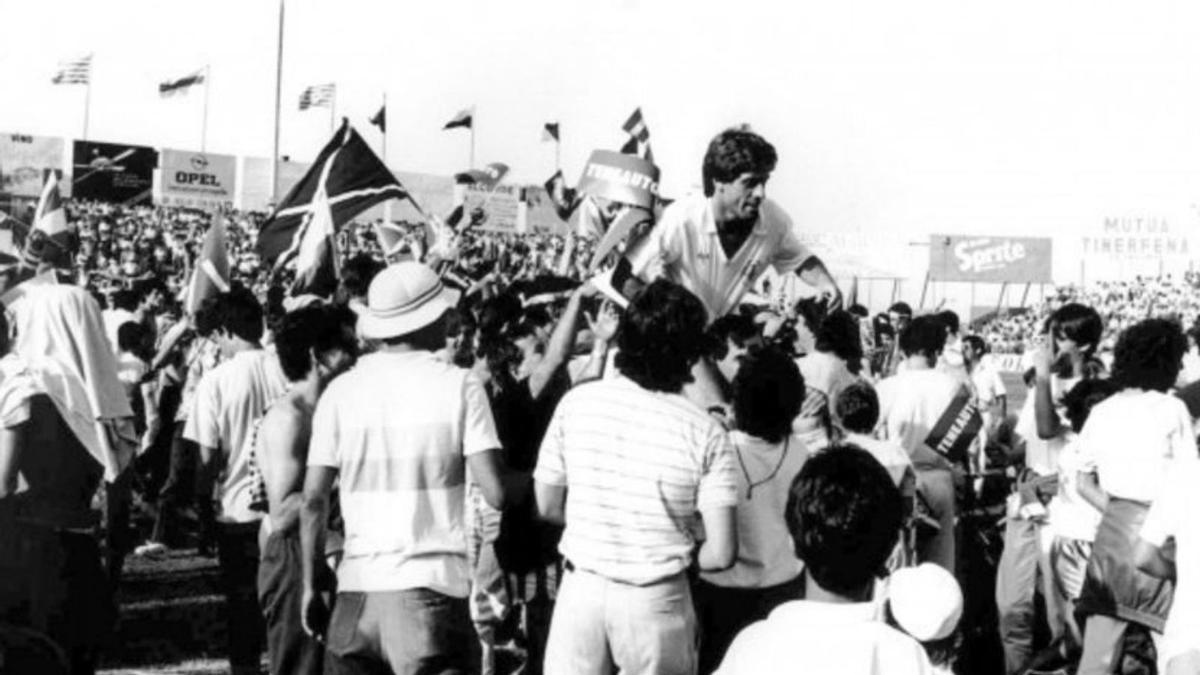 Chalo, subido a hombros tras el ascenso del Tenerife de 1987. | | CD TENERIFE