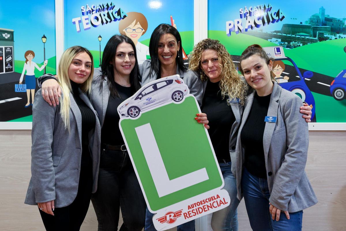 Autoescuela Residencial cuenta con una flota que incluye desde coches de cambio manual y automático hasta motocicletas de diversas cilindradas y ciclomotores