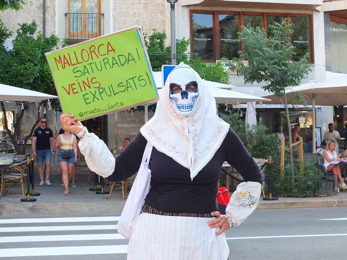 Madó Farta, l'activista darrere la pagesa-calavera: «Els turistes no són l’enemic; són una conseqüència d’un model»