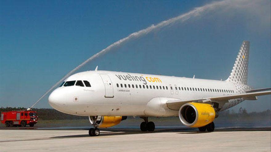 Un avión de Vueling en la pista del aeropuerto de Santiago.