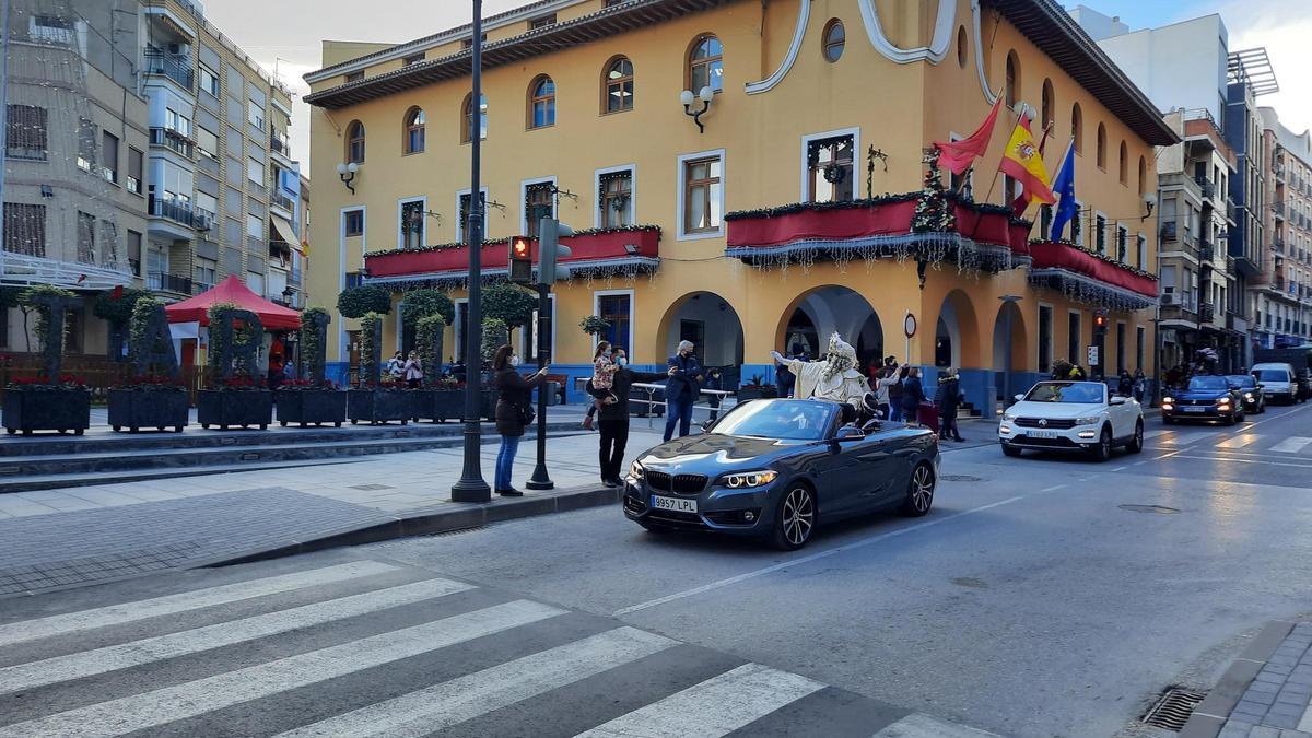 Los Reyes Magos, recorriendo las calles de Alcantarilla.