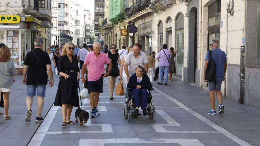 Una familia pasea a su perro por la calle de Santa Clara en Zamora.