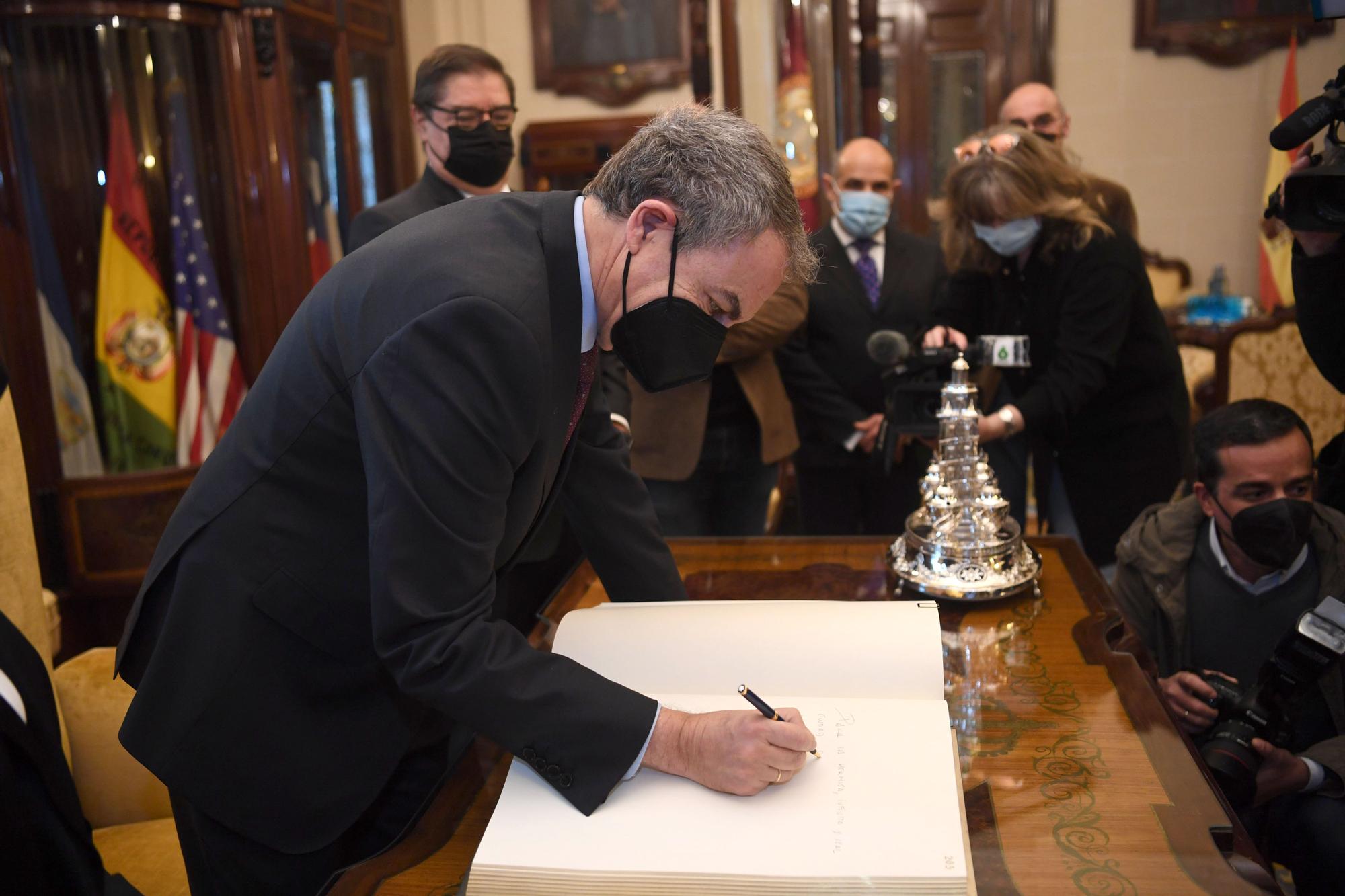 El expresidente Zapatero, recibido en A Coruña por la alcaldesa