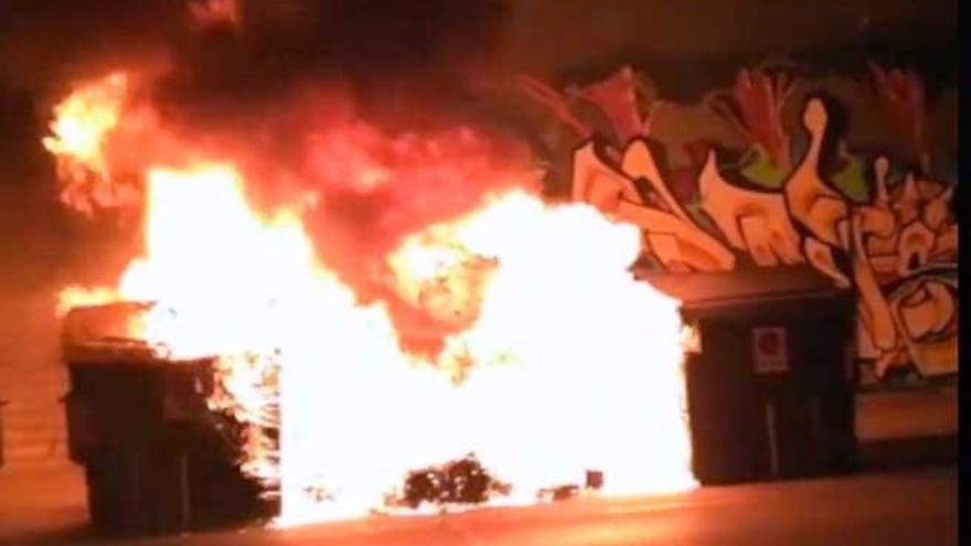 Incendian un coche en Son Castelló y varios contenedores en la calle Aragón