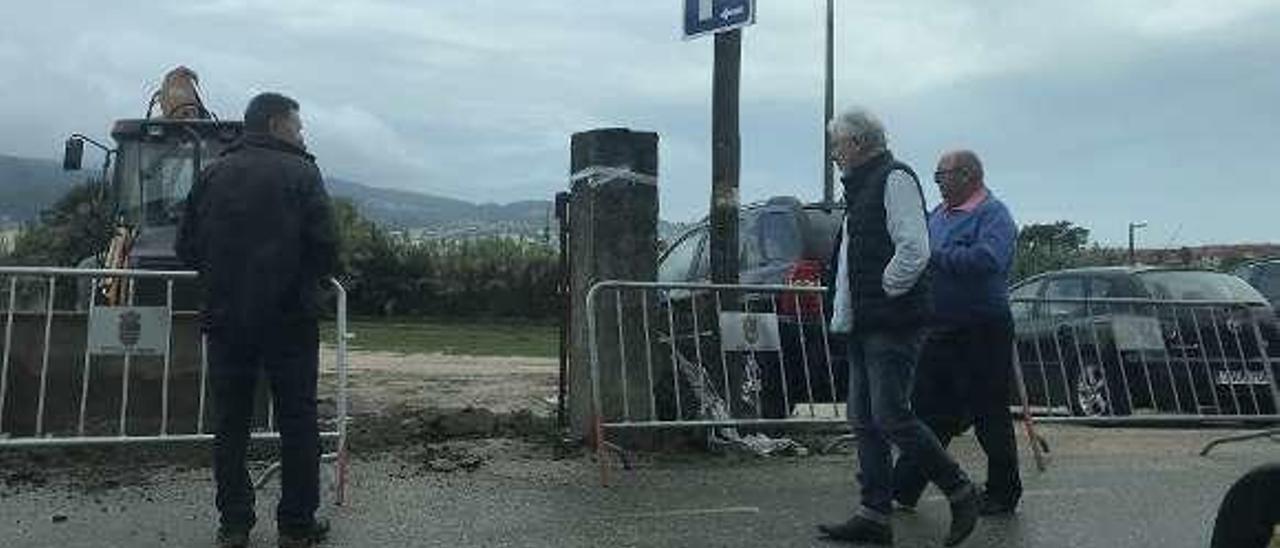 El acceso al aparcamiento de la Rúa Vilameán, cerrado ayer.