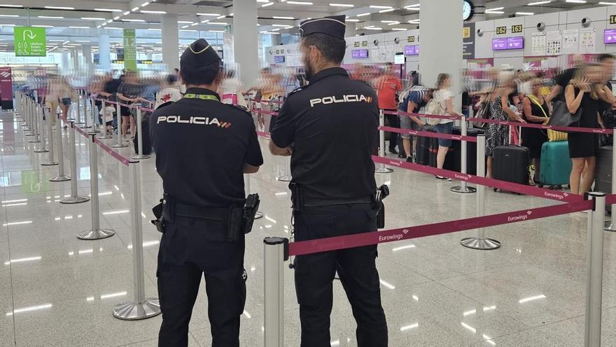 Sorprenden a un trabajador grabando con el móvil a una menor en los aseos del aeropuerto de Palma