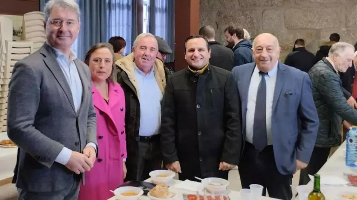 Santiago Meis, (2º derecha) junto a otros miembros del grupo de gobierno socialista, en enero de 2023