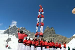 Los Castellers de Barcelona levantan en Suiza el castell a más altitud de la historia a 3.454 metros