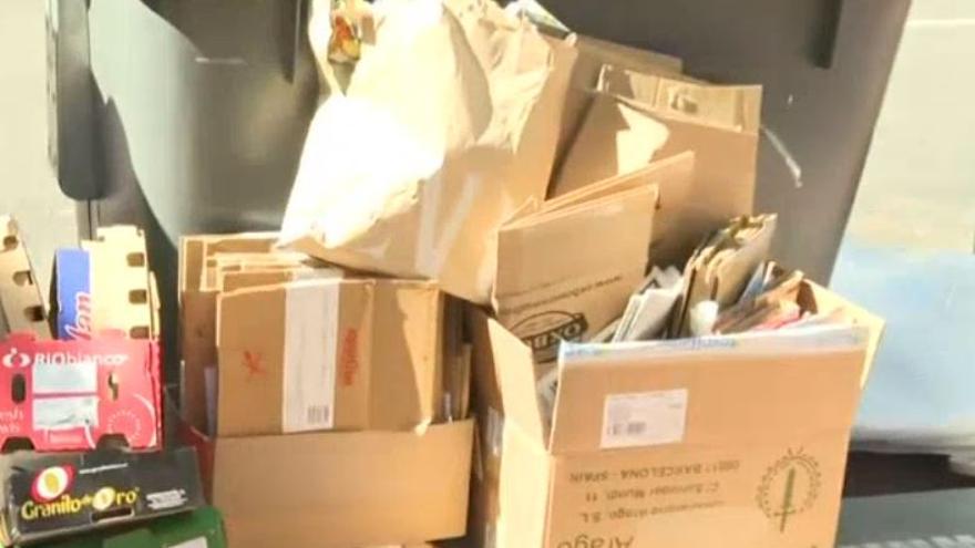 Una vecina, multada con 2.001 euros por dejar una caja de cartón fuera de su contenedor