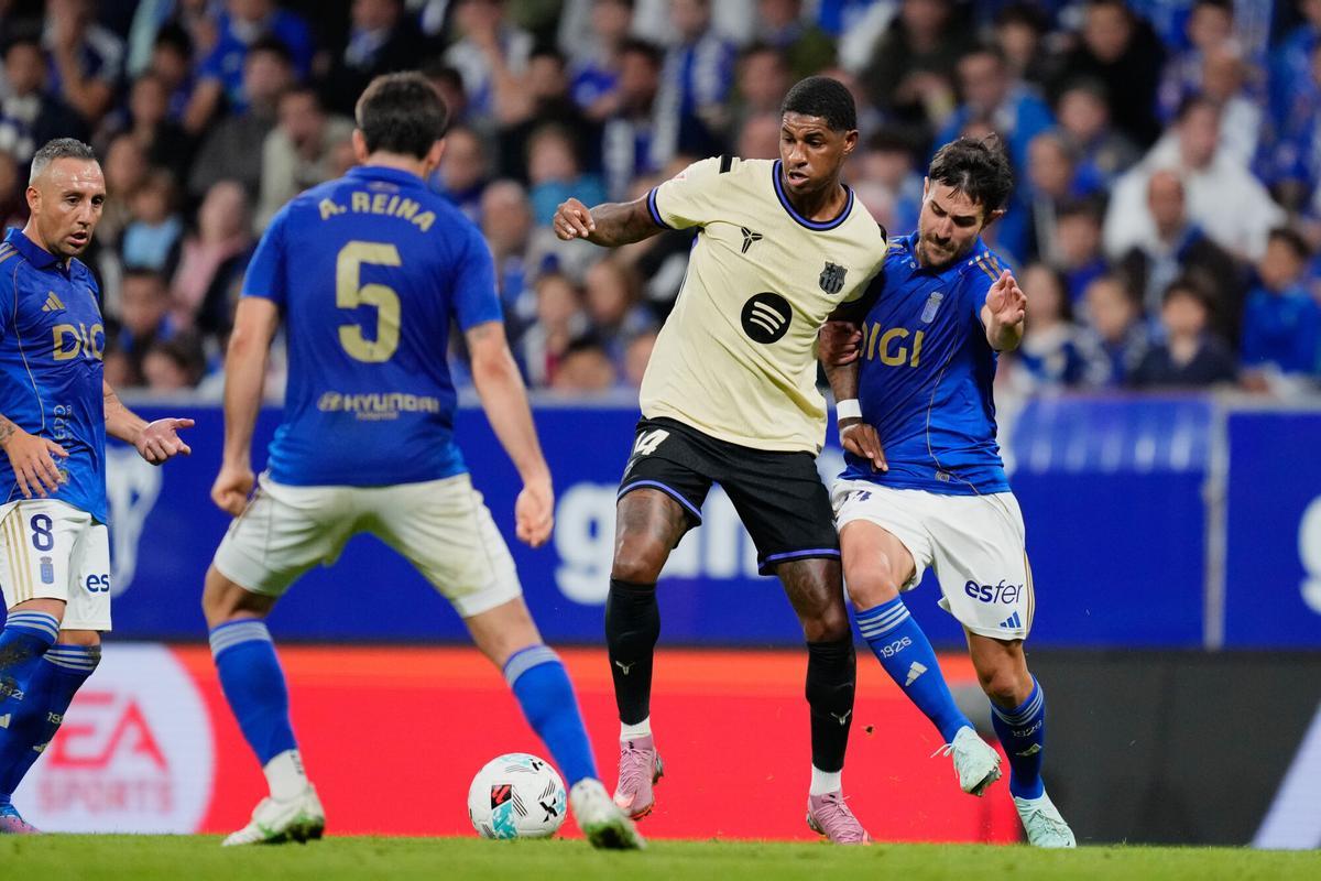 Marcus Rashford intenta superar el acoso de tres jugadores del Oviedo.