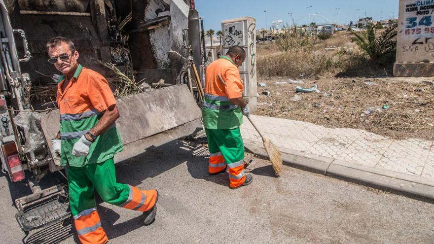 Imagen de la recogida de basura y limpieza viaria en Torrevieja