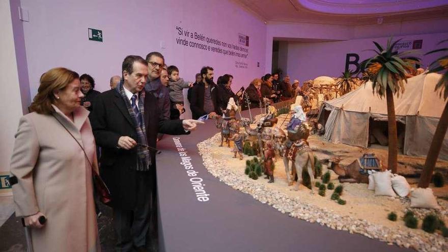 El alcalde Caballero se acercó ayer a la inauguración del belén en Casa das Artes. // Ricardo Grobas