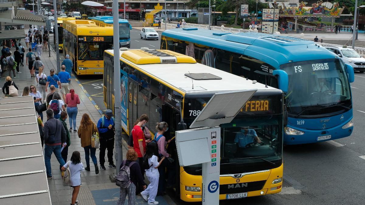 Guaguas urbanas e interurbanas junto a la Estación de San Telmo.