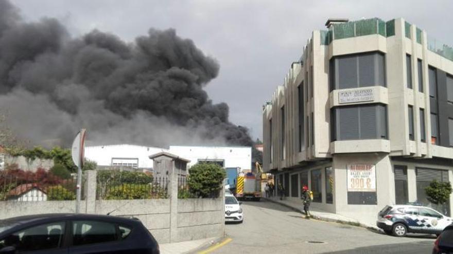 Un incendio industrial arrasa &#039;Hierros y Metales Mos&#039; en el polígono de Puxeiros