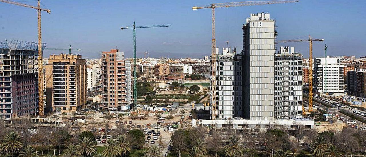 Viviendas en construcción en el PAI de Malilla frente a La Fe.