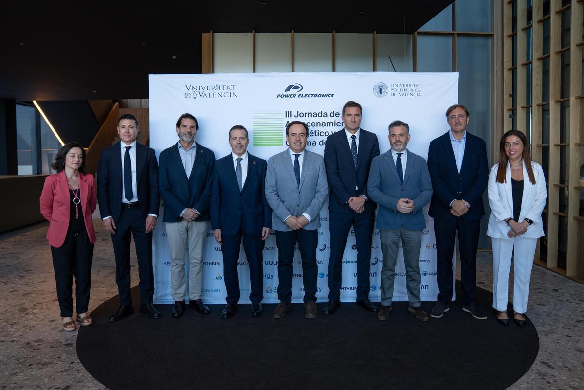 De izquierda a derecha: Esther Olivas Cáceres, Directora General de Emprendimiento e Internacionalización; Amadeo Salvo, Vicepresidente Global de Power Electronics; José María Montiel Company, Vicerrector de Innovación y Transferencia de la Universitat de València; José Esteban Capilla Romá, Rector de la Universitat Politècnica de València; Juanfran Pérez Llorca, President de la Generalitat Valenciana; David Salvo, CEO de Power Electronics; José Luis Díez Climent, Vicepresidente segundo y Conseller de Presidencia; Lalo Salvo, Vicepresidente Técnico de Power Electronics; Esther Gómez, Secretaria Autonómica de Universidades.