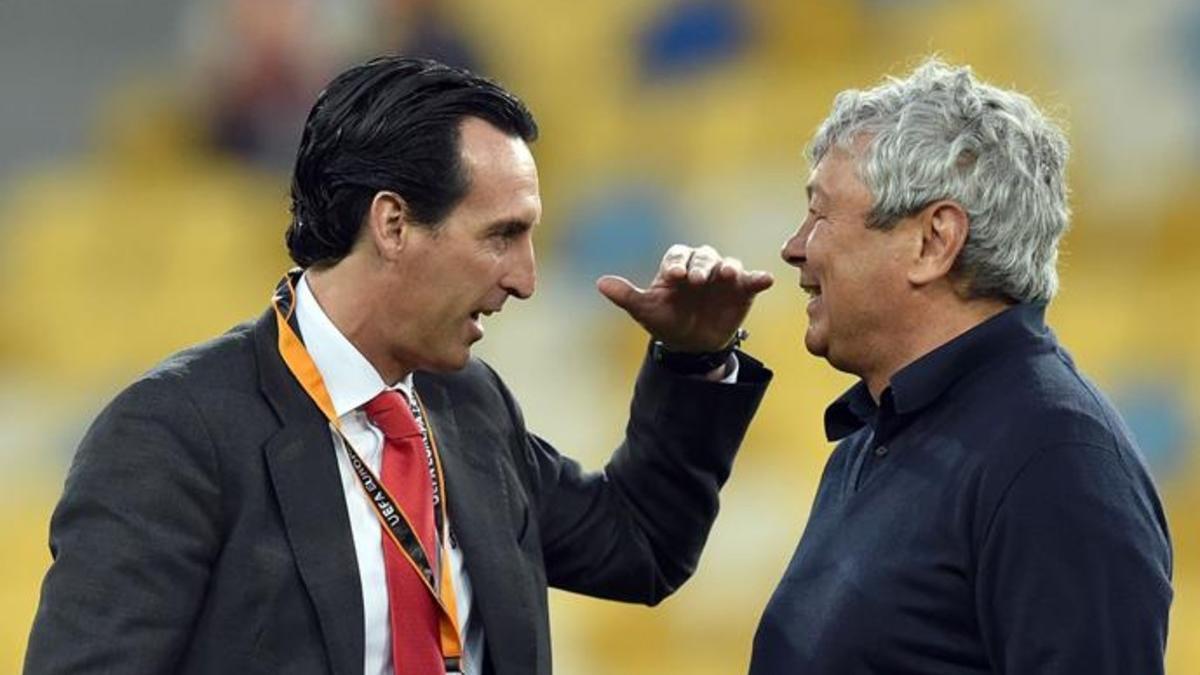 Unai Emery, charlando con su homólogo y rival Mircea Lucescu