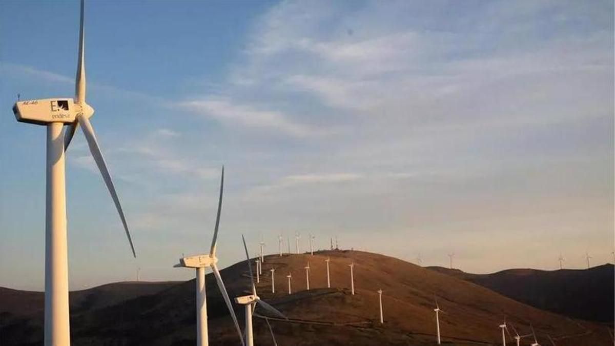 Aeroxeradores dun parque eólico galego.