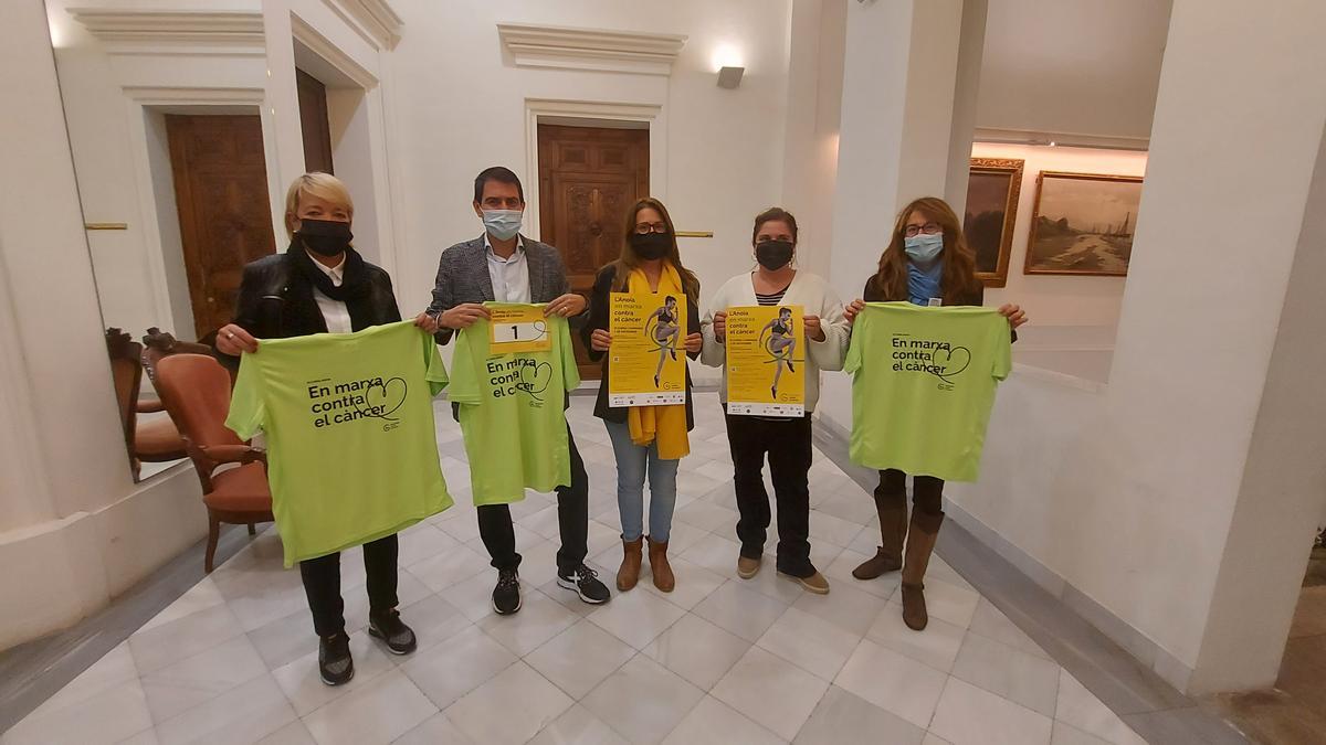 Presentació de les samarretes de la caminada contra el càncer