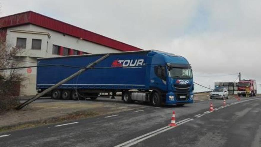 Un camió s&#039;enganxa amb un cablatge i tomba la línia, a Calaf