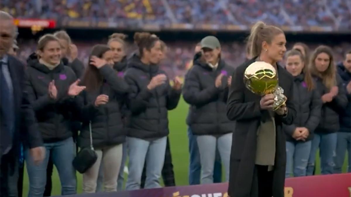 Alexia Putellas, con el Balón de Oro en el Camp Nou