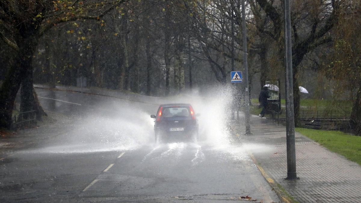 El nuevo frente deja lluvias abundantes y fuertes rachas de viento en Santiago