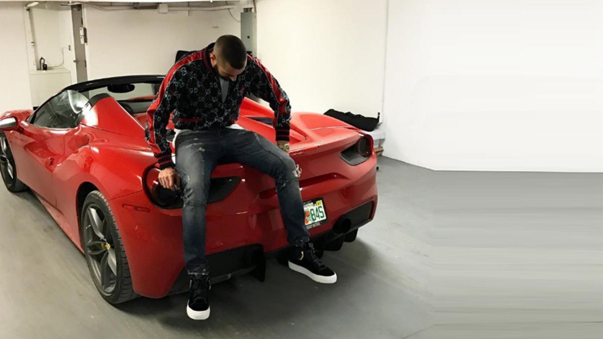 Benzemá en la foto con el Ferrari que ha colgado en Instagram.