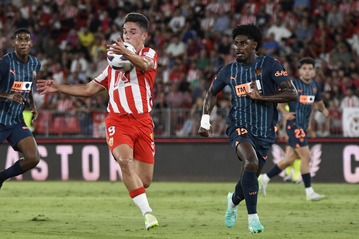 Arribas controla un balón ante Correia en una acción del Almería-Valencia.