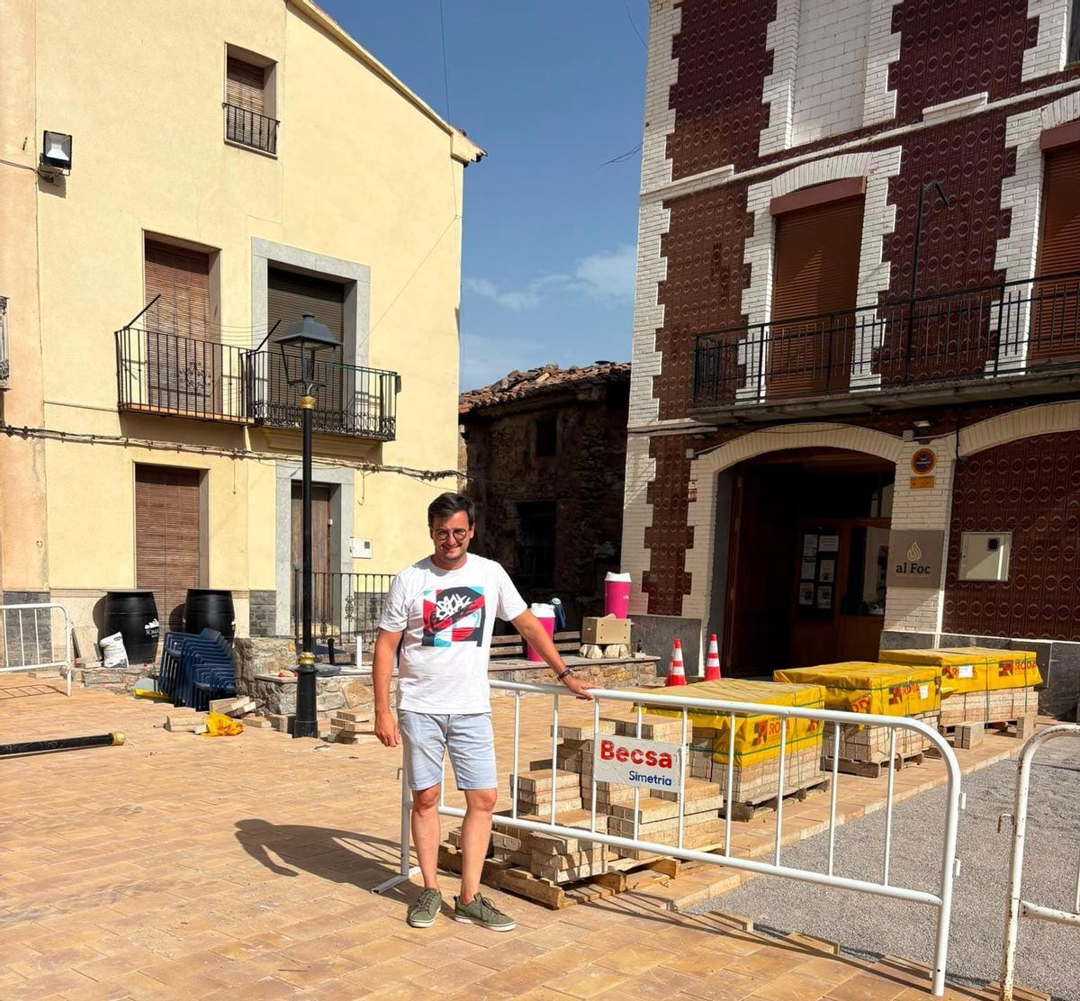 Alcalde de la Villa de El Toro junto al refugio