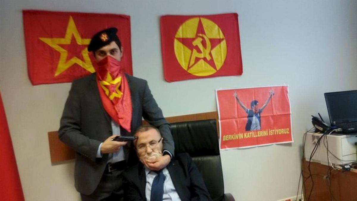Un hombre amenaza al fiscal Mehmet Selim Kiraz en el palacio de justicia de Estambul.