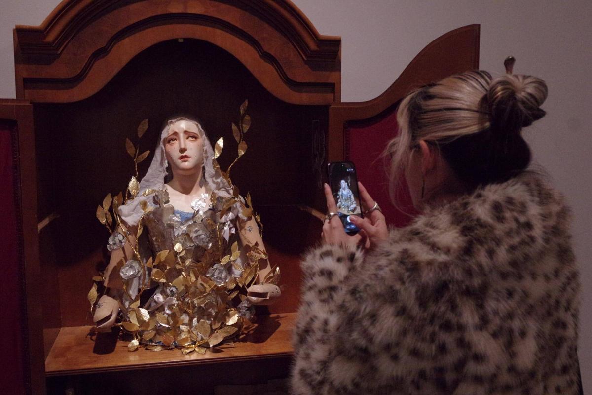 El escultor malagueño José Cano (2004) plantea una lectura emocional de los sucesos de mayo de 1931, 95 años después, en una exposición en la Agrupación de Cofradías