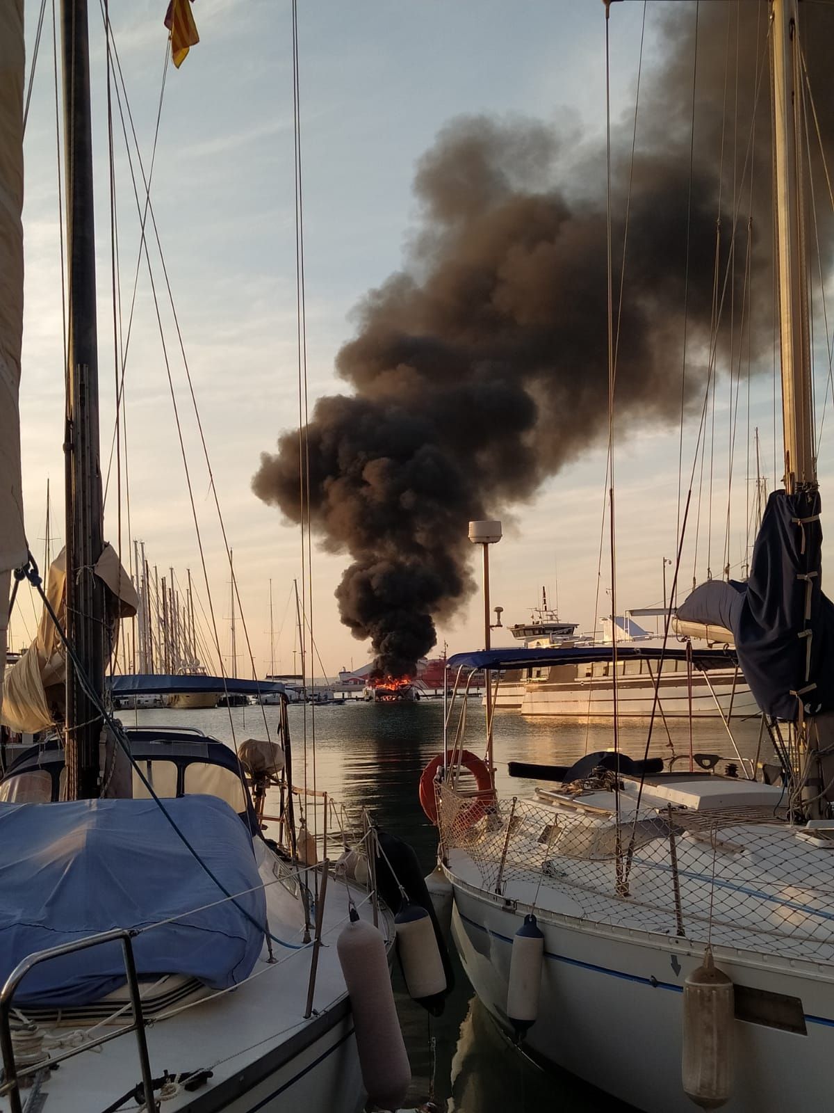 Arde un catamarán en el puerto de Palma