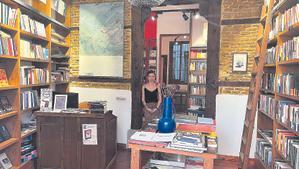 Interior de La Hora Azul, la librería de Sofía Chiabolotti en el madrileño barrio de Conde Duque