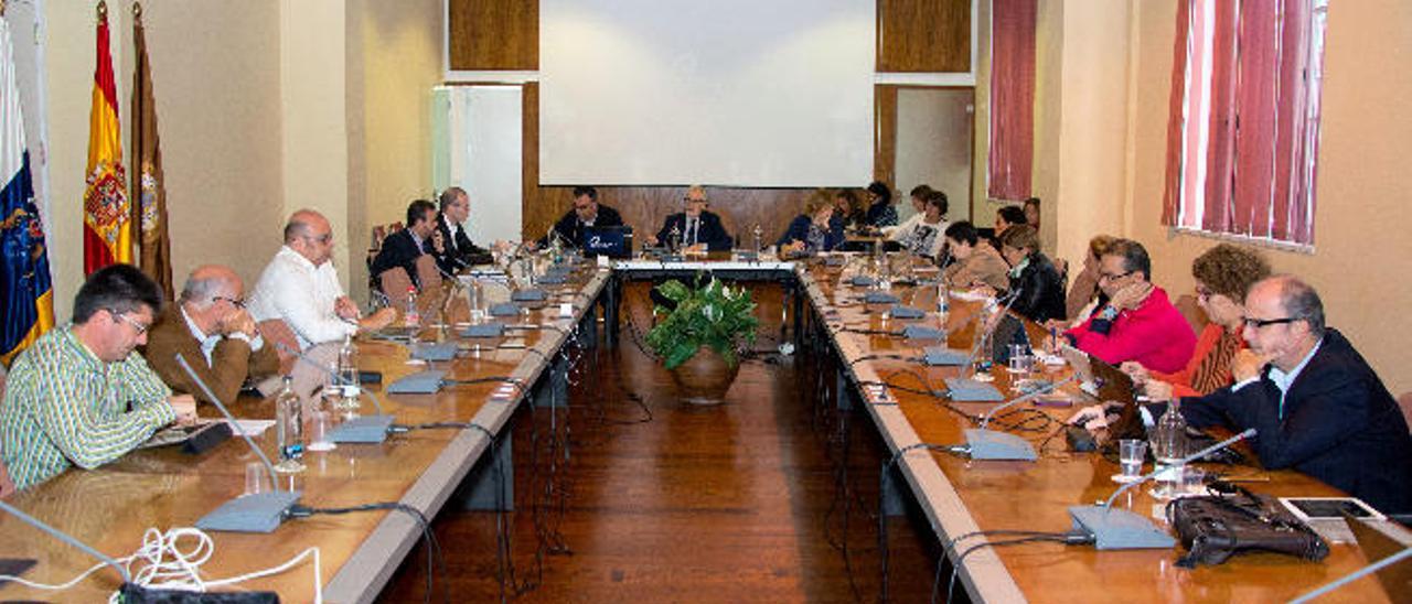 Reunión del Consejo de Gobierno celebrada ayer en la sede rectoral de la ULPGC.