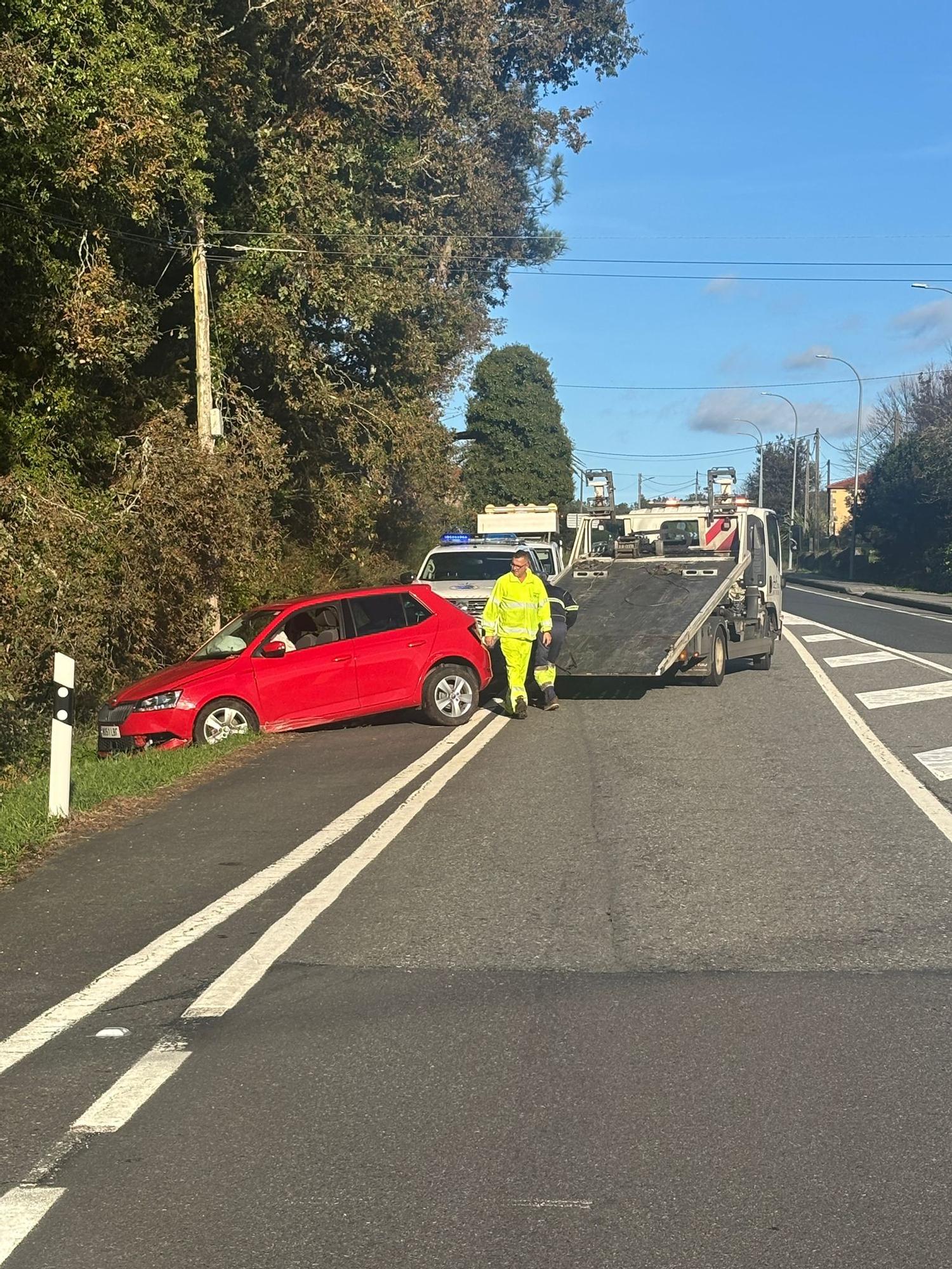 El vehículo, en la N-541 de Folgoso, fue remolcado después por la grúa.