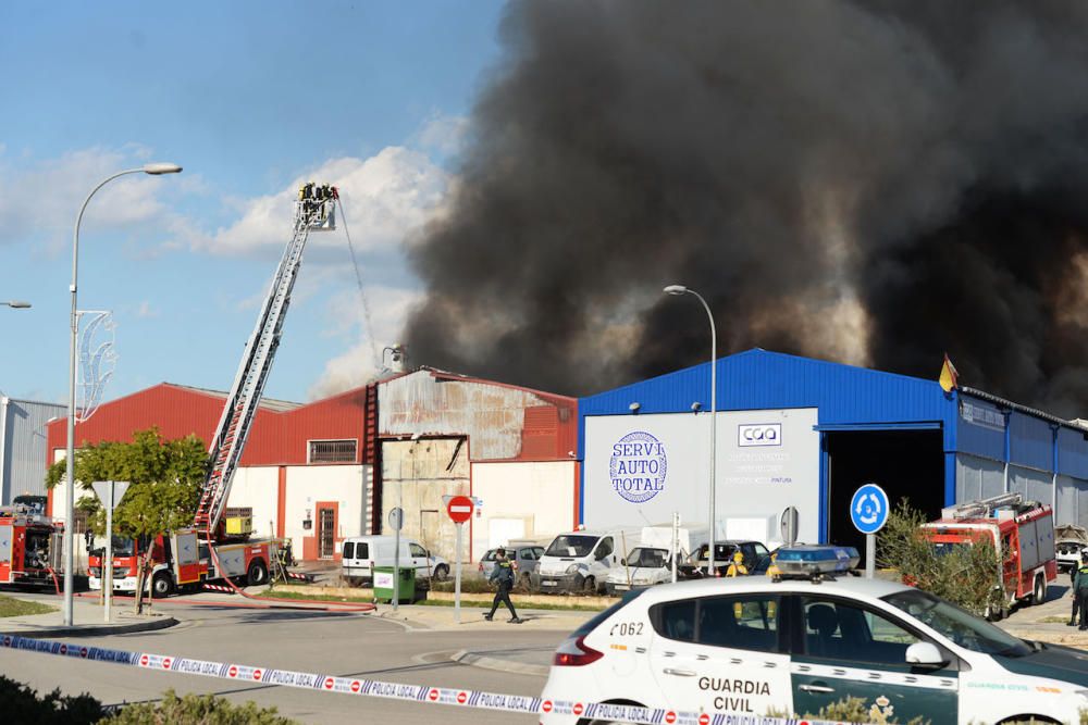 Incendio de varias naves industriales en el polígono de Marratxí