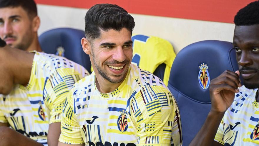 Manor Solomon, jugador del Villarreal, en el banquillo, durante un partido.