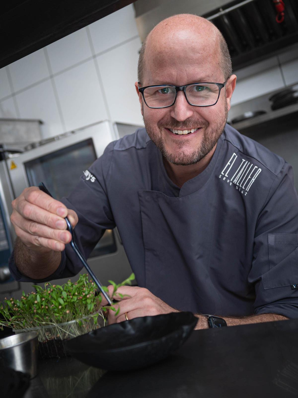 Seve Díaz en la cocina de su restaurante, El Taller.
