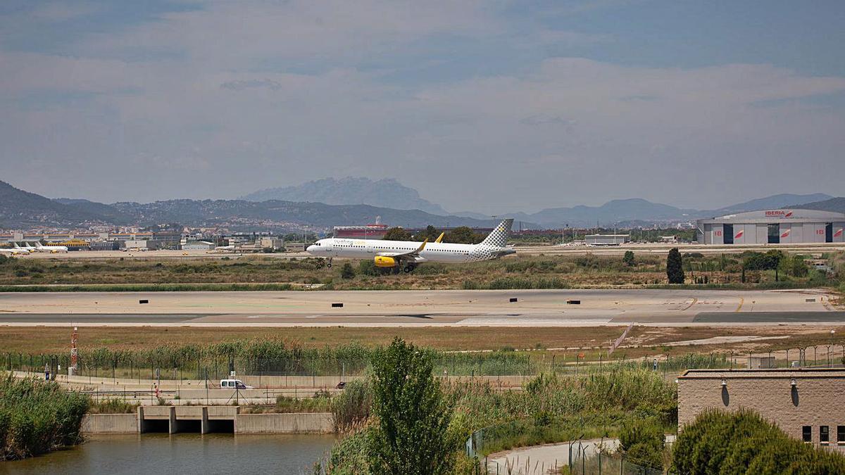 L’aeroport d’El Prat, a prop de l’espai protegit de la Ricarda.