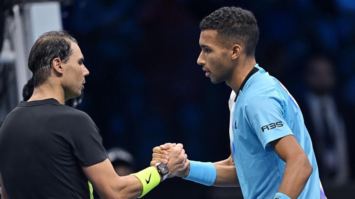 Nadal y Auger-Aliassime se saludan al final del partido.