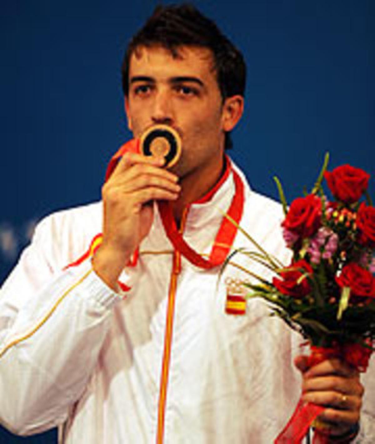 Abajo besa la medalla de bronze. Abajo besa la medalla de bronze.
