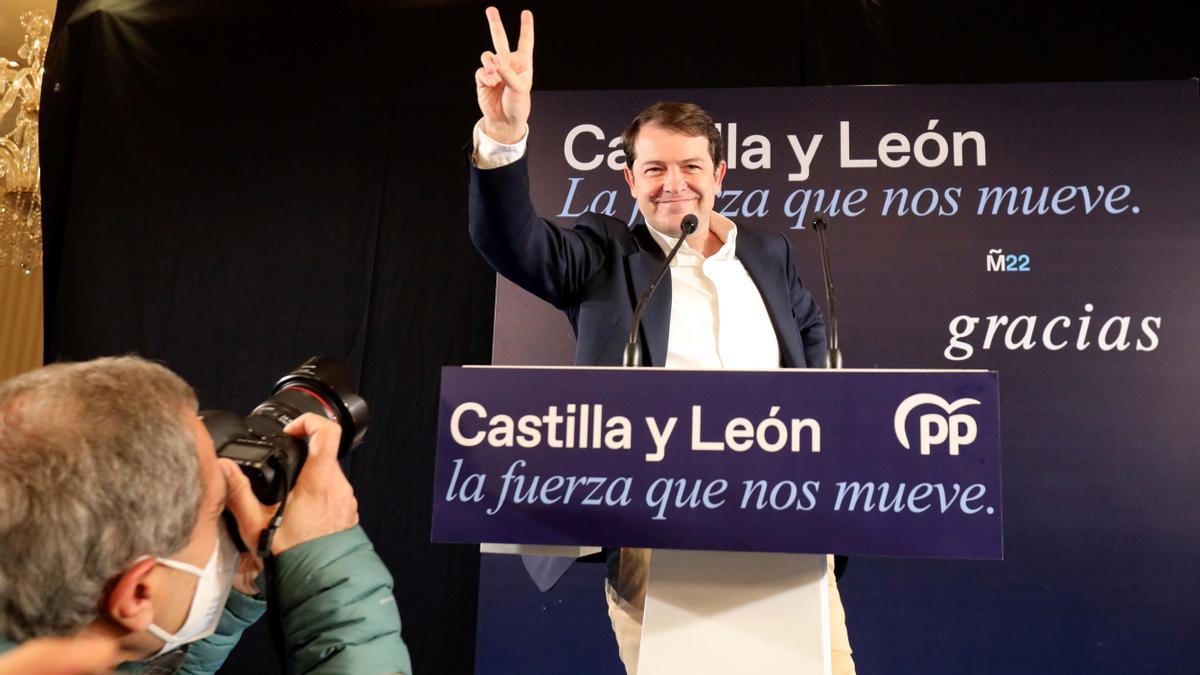 Mañueco gana en Castilla y León y pide un "gobierno estable" pero necesitará a Vox para gobernar