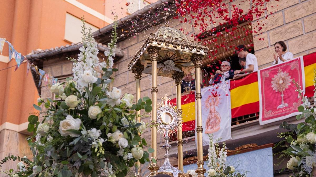 Miles de personas acompañaron al paso del Santísimo Sacramento por las calles de la localidad.