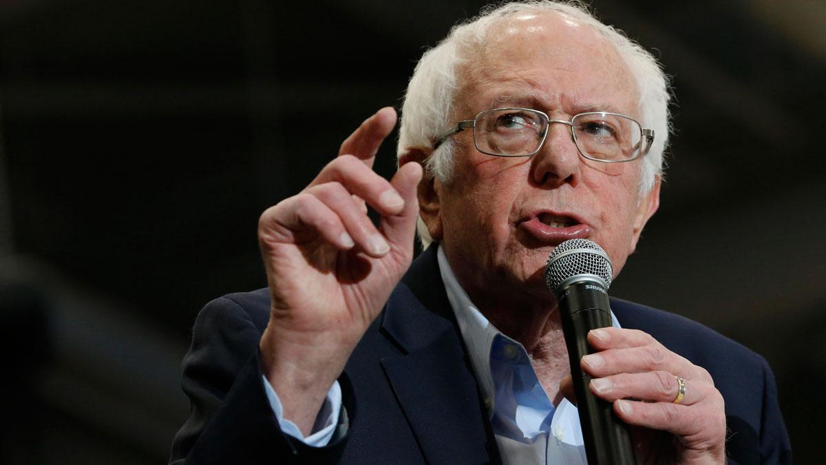 Sanders (en la foto) y Trump convocan a las masas en el cierre de campaña en New Hampshire.