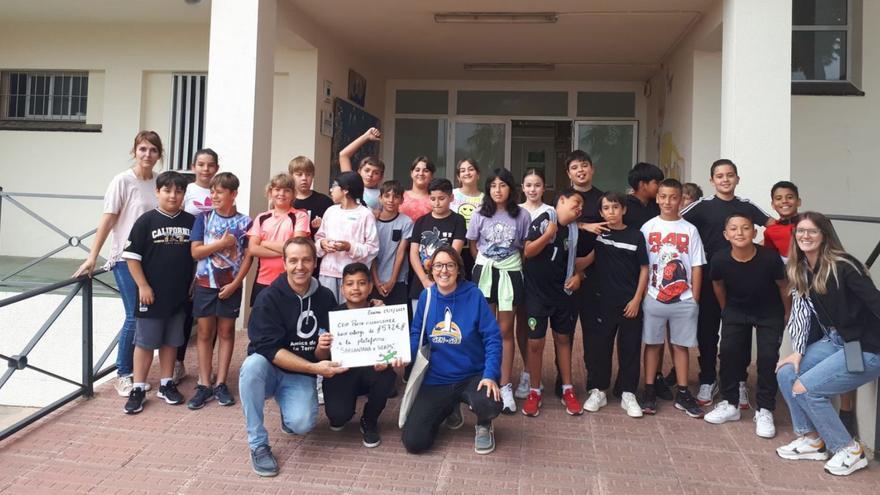 Alumnos y profesores del CEIP Poeta Villangómez entregan la donación. | CEIP POETA VILLANGÓMEZ