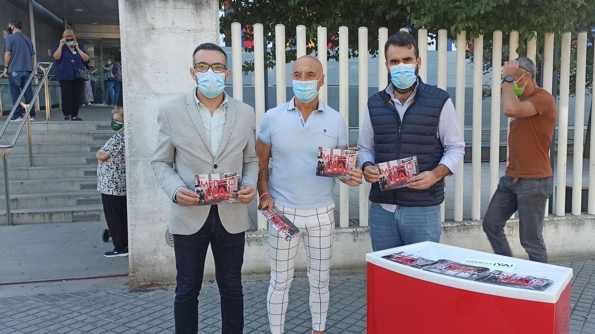 Romero, Hurtado y Mayoral, ante el centro de salud del Sector Sur.