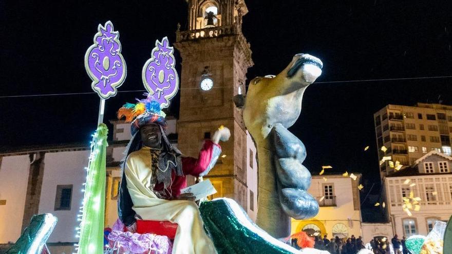 Baltasar saluda a los betanceiros en la cabalgata de 2025.